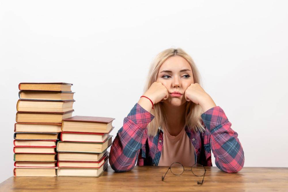 ilustrasi perempuan bosan