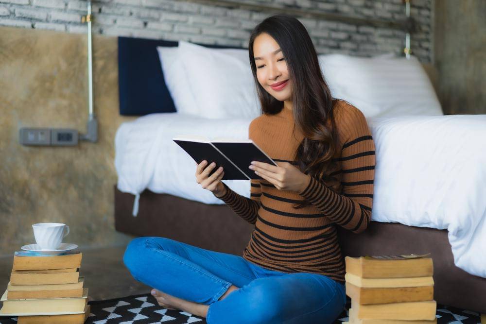 ilustrasi perempuan membaca