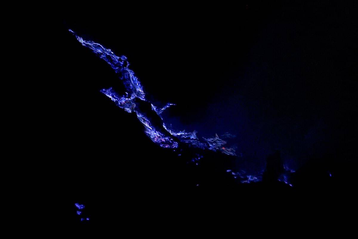 Fenomena blue fire, alias "api biru" di Kawah Ijen di Jawa Timur, Indonesia