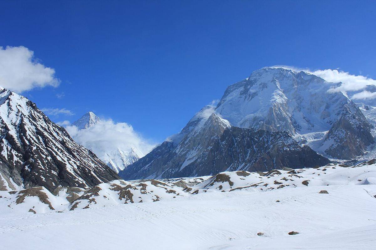 puncak gunung tertinggi ke-2 dunia: K2 (tengah) dilihat dari wilayah Gunung Broad Peak