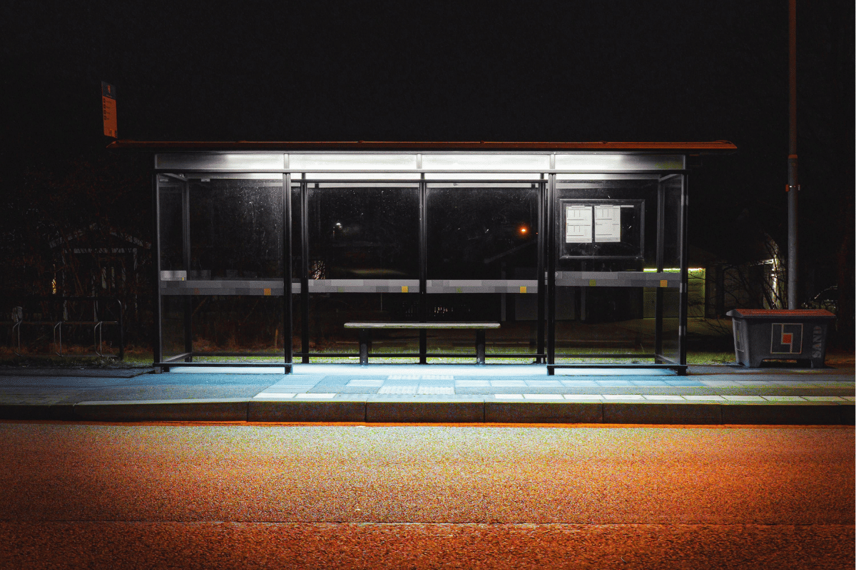 ilustrasi halte bus kosong di malam hari