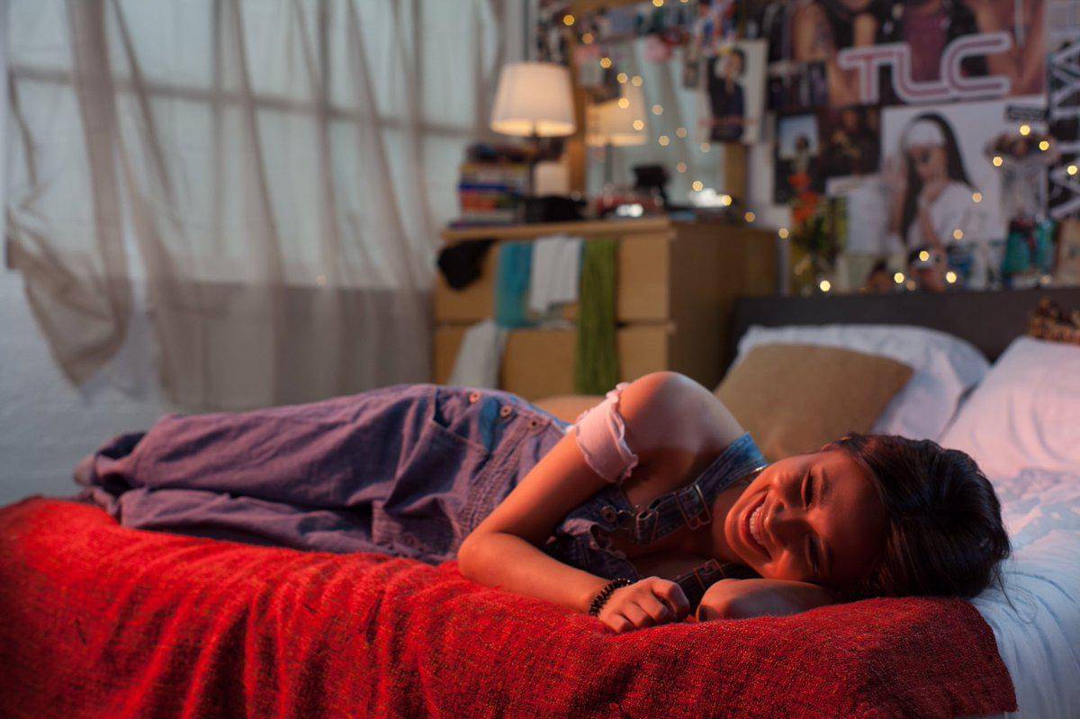 NIKI dalam musik video "I Like U"