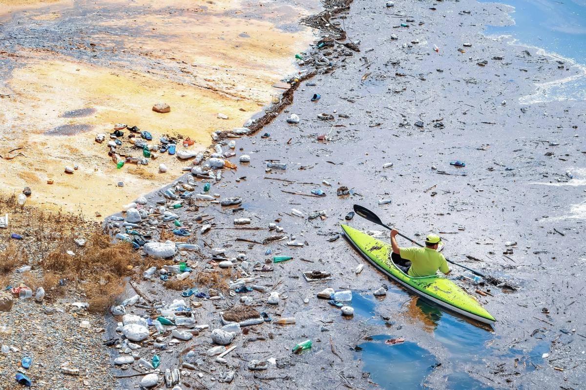 ilustrasi sampah plastik di tepi laut yang menjadi ancaman bagi ekosistem laut