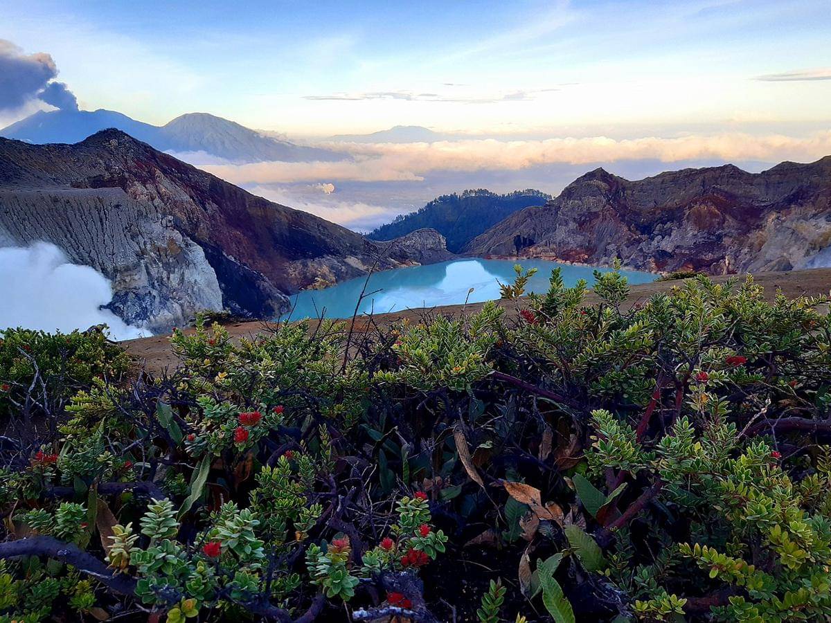 Pemandangan kompleks gunung berapi Ijen, Jawa Timur, Indonesia
