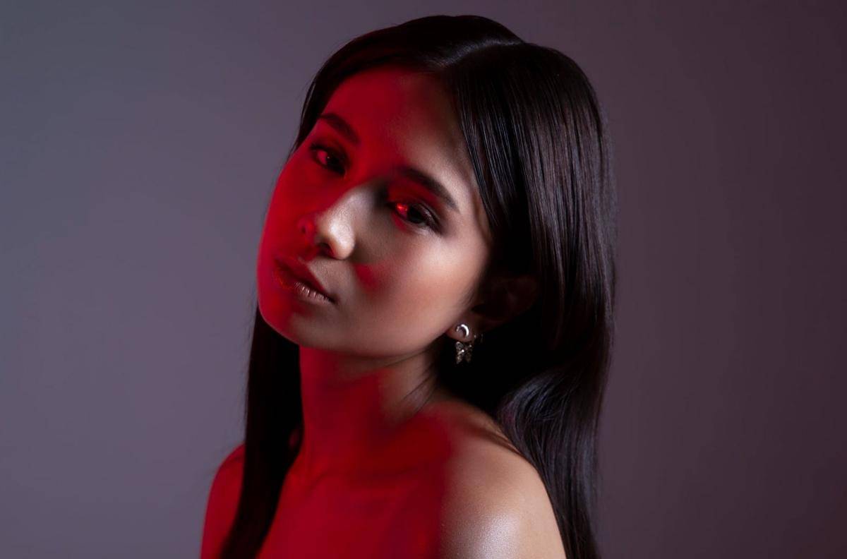 NIKI dalam musik video "I Like U"