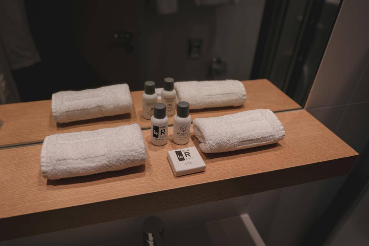 ilustrasi handuk hotel warna putih 