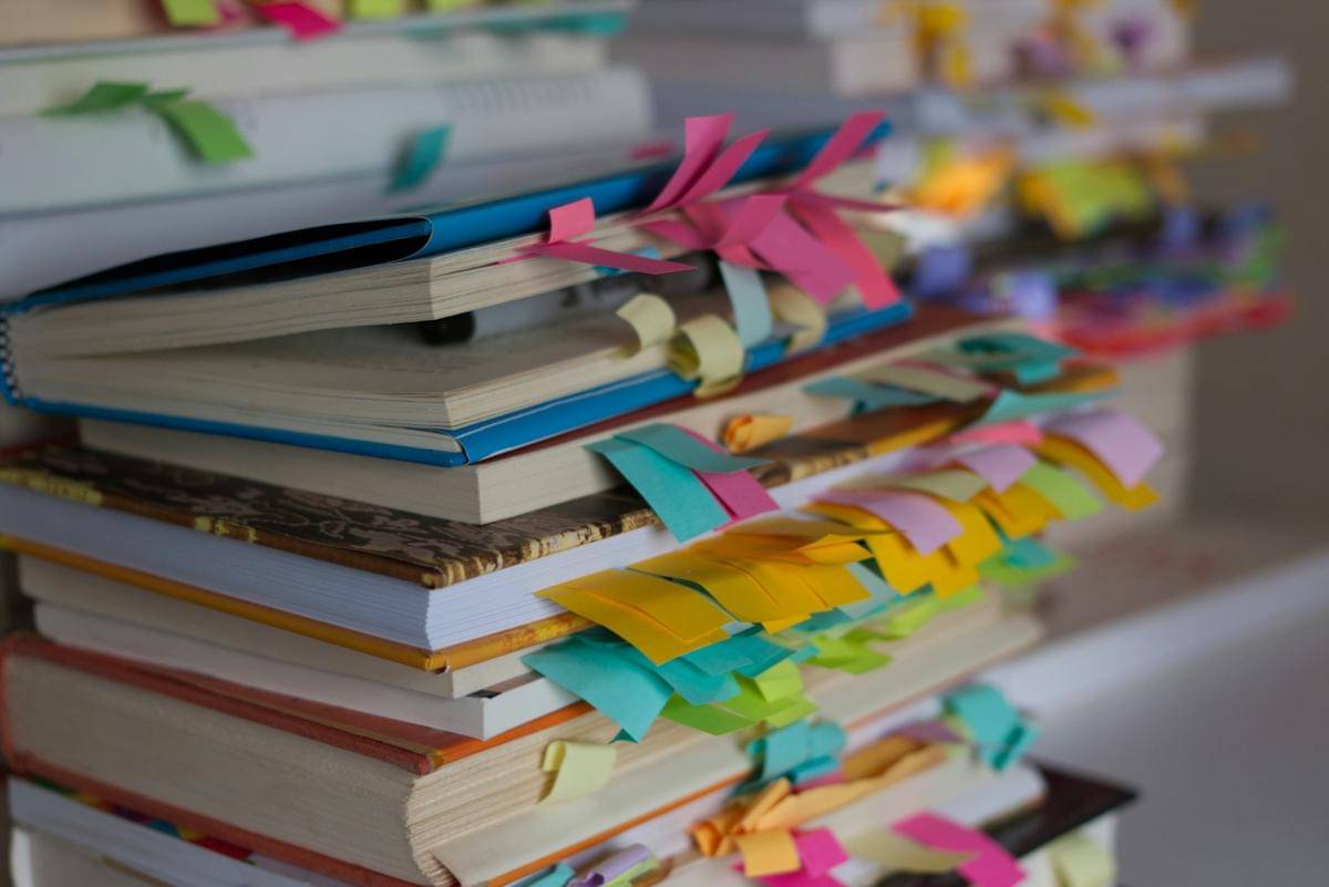 Ilustrasi menandai halaman buku