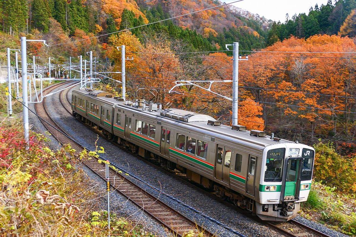 ilustrasi kereta di Jepang saat musim gugur