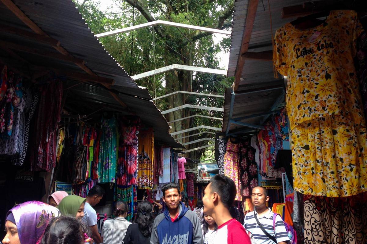 ilustrasi suasana di Pasar Tomok