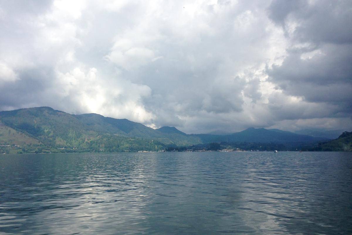 ilustrasi panorama di Danau Toba