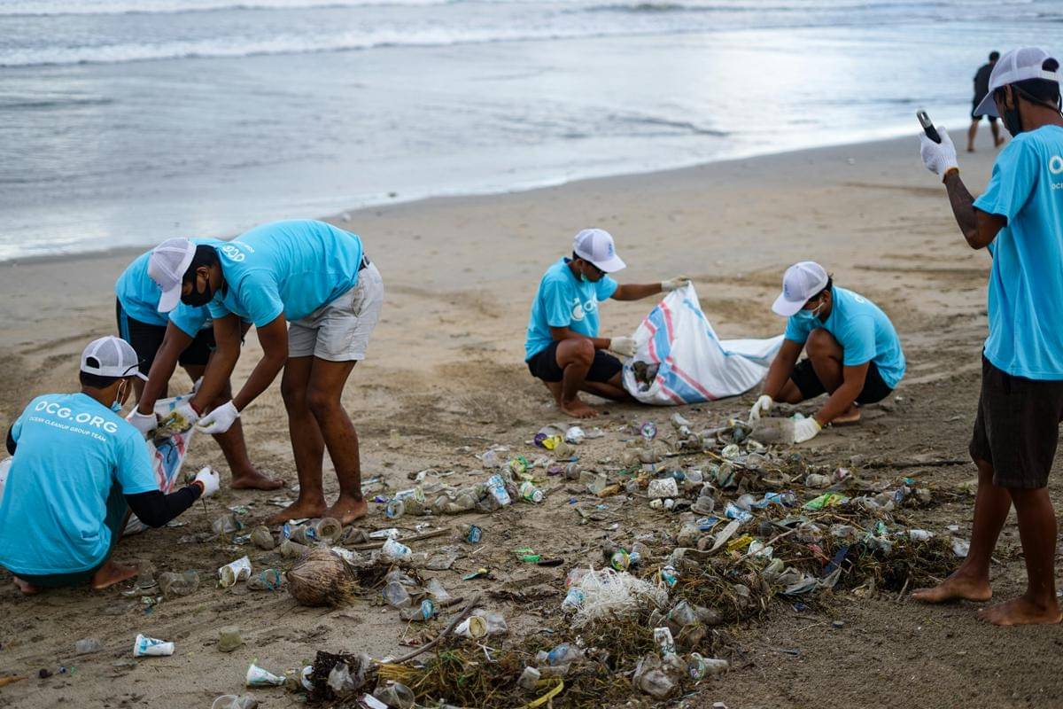 ilustrasi relawan membersihkan sampah di pantai untuk menjaga kebersihan laut