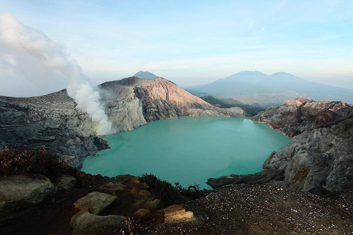 Danau Kawah Ijen yang berwarna biru kehijauan, merupakan danau asam terbesar di dunia