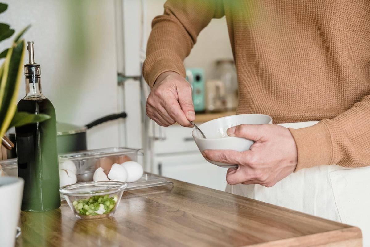 Foto tangan seseorang memegang mangkuk keramik oleh Annushka Ahuja di Pexels