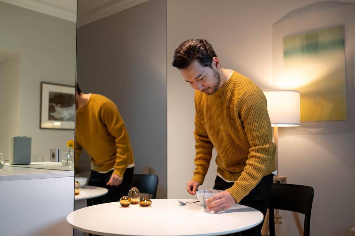 ilustrasi pria merapikan ruang pribadi