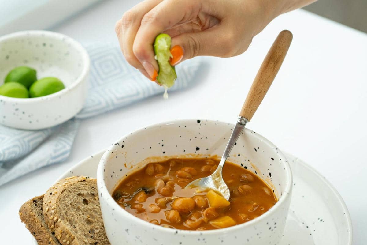 ilustrasi makanan dengan jeruk nipis 