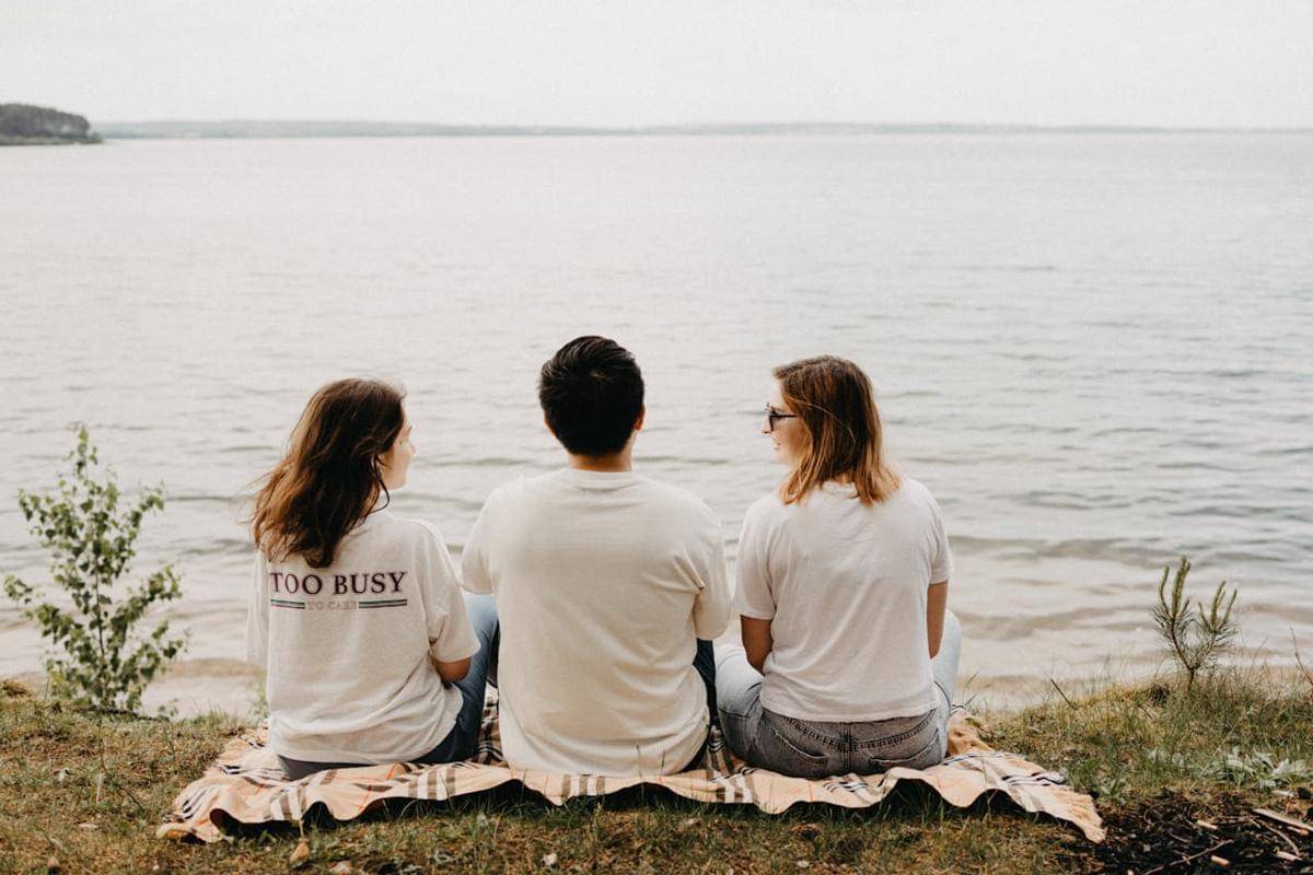 ilustrasi tiga orang