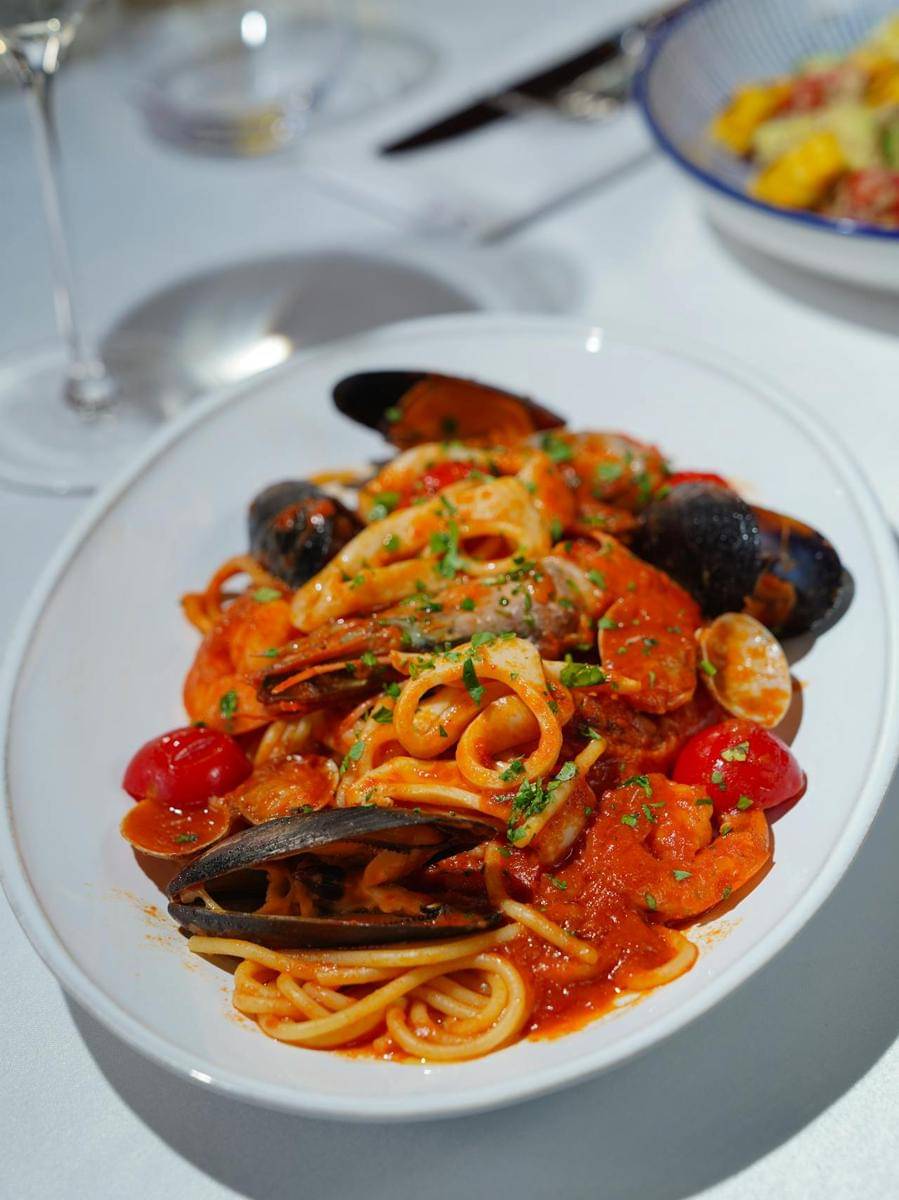 ilustrasi spaghetti seafood marinara yang siap untuk dinikmati