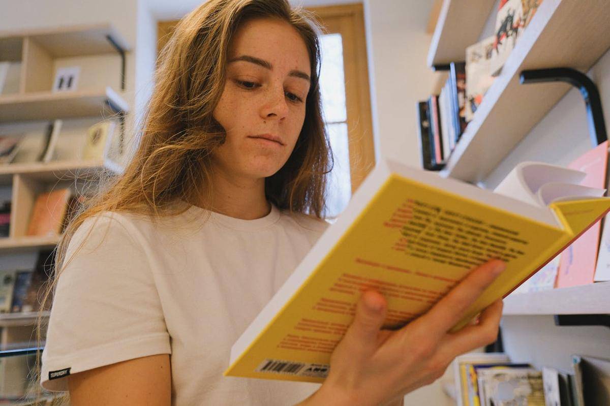 ilustrasi membaca buku