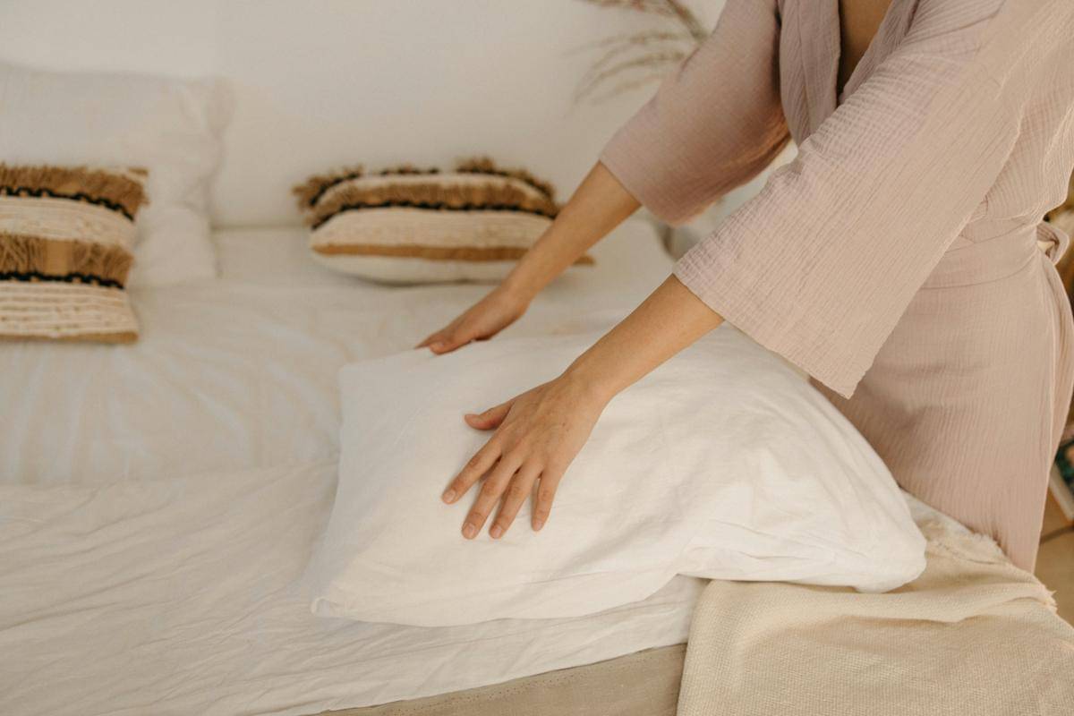 ilustrasi dorong ujung bantal (pexels.com/Yaroslav Shuraev)