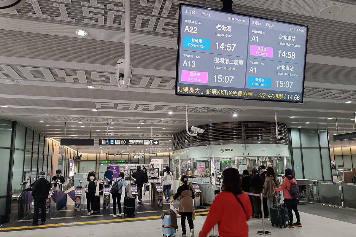 potret informasi jadwal keberangkatan MRT di Bandara Taoyuan