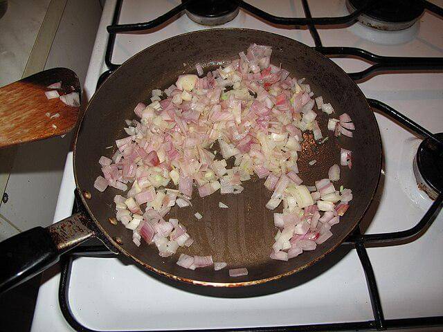 ilustrasi goreng bawang merah