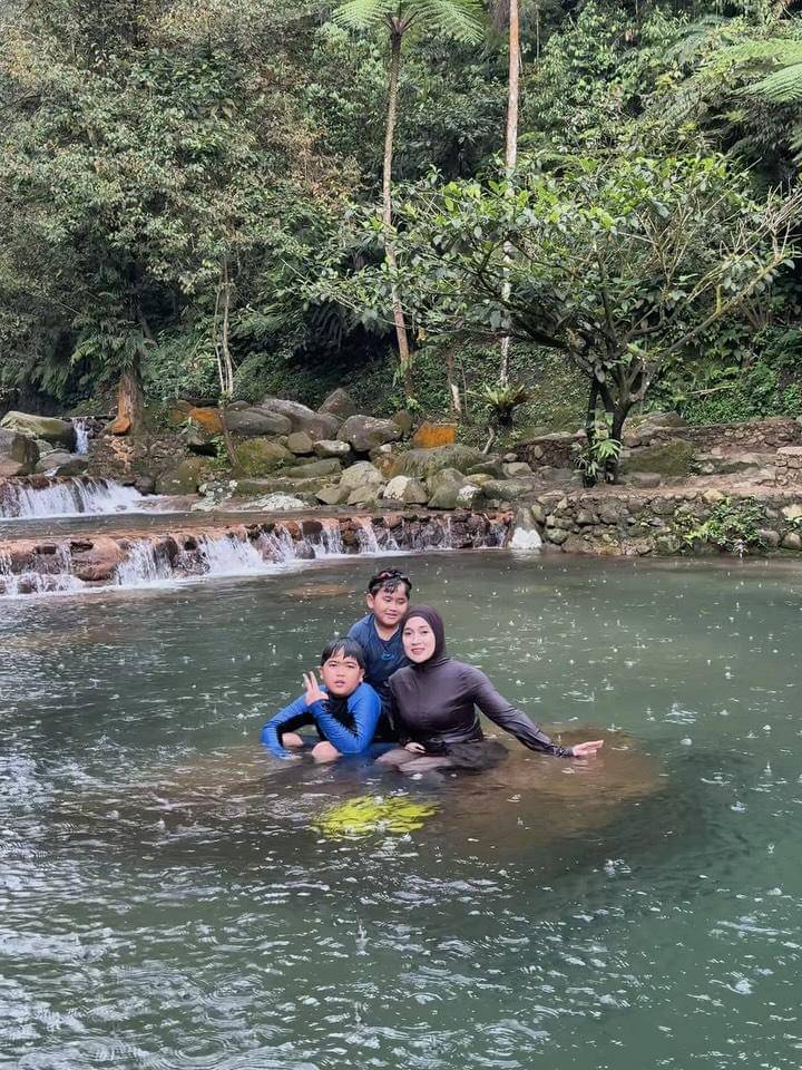 Ririe Fairus ajak anak ke Lembah Tepus