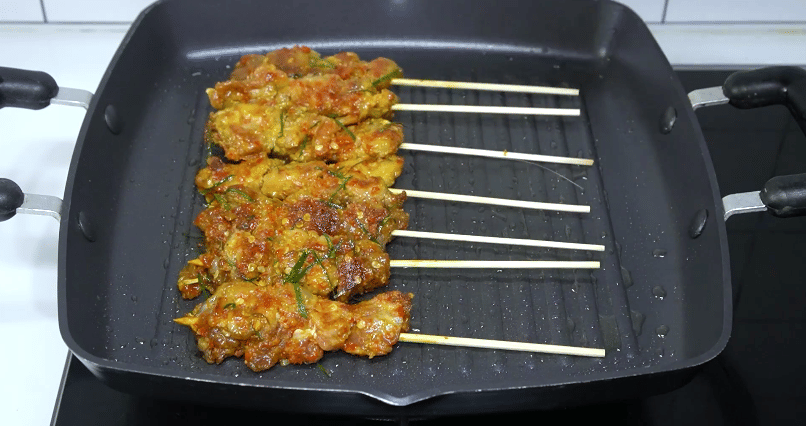 ilustrasi memanggang sate ayam pedas manis