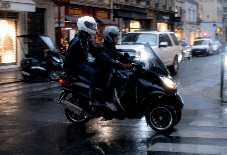 ilustrasi mengendarai motor saat hujan