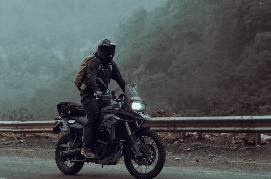 ilustrasi mengendarai motor saat hujan