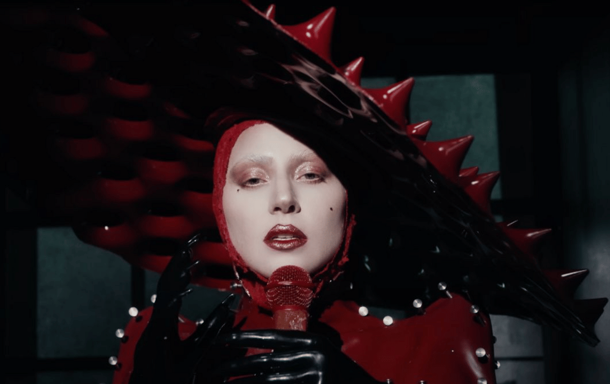 Lady Gaga dalam video musik "Abracadabra"