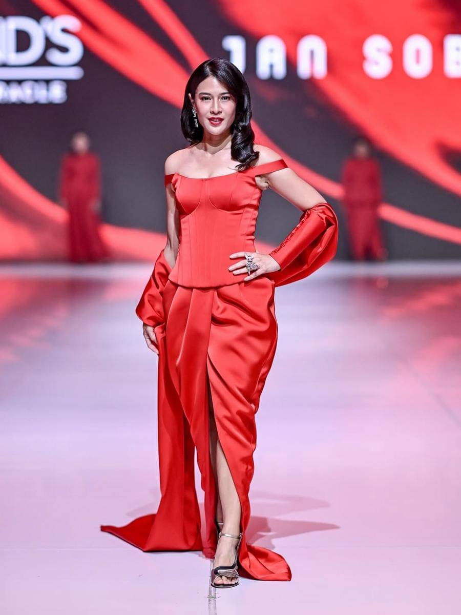 Dian Sastro tampil di JFW 2026