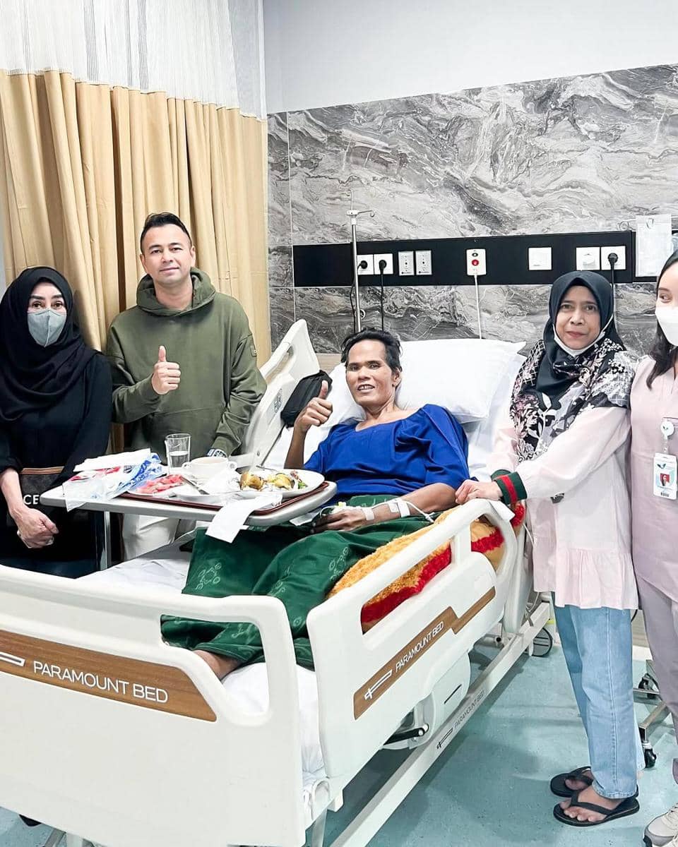seleb besuk Fahmi Bo di rumah sakit
