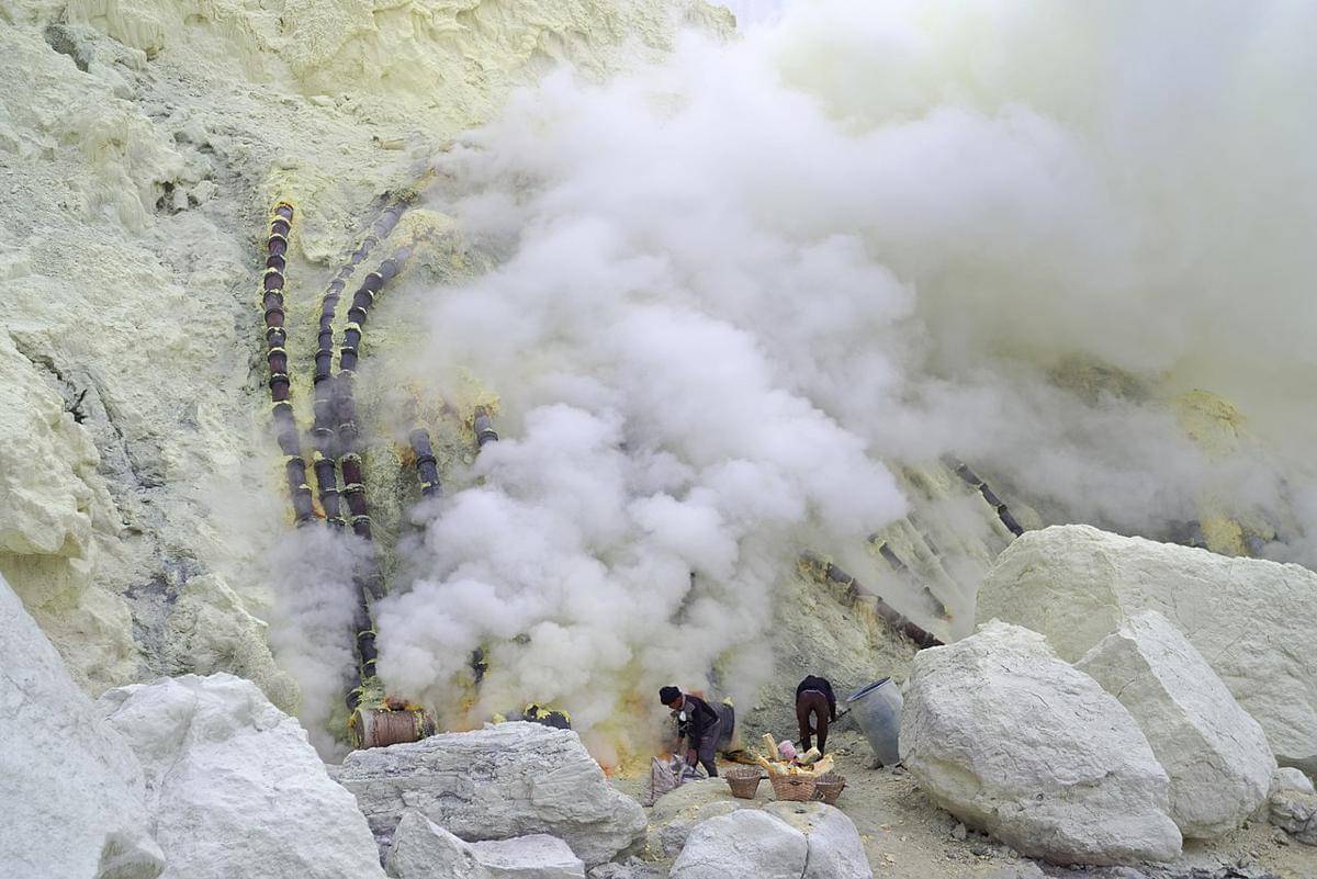 Para penambang belerang di gunung berapi Kawah Ijen di Jawa Timur, Indonesia