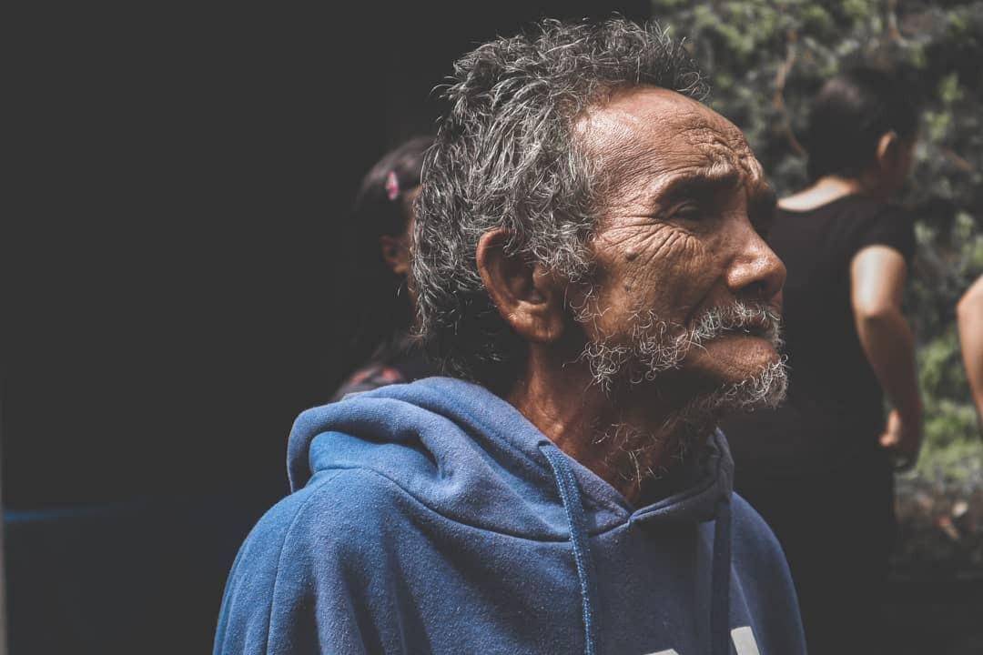 Warga Desa Ban saat dibantu Reza. 