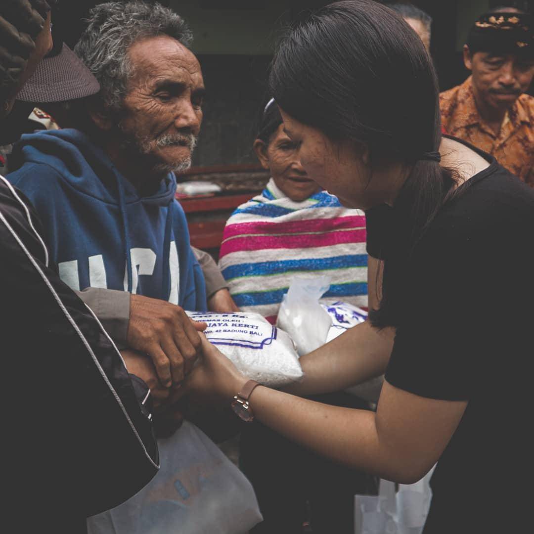 Warga Desa Ban mendapat sembako dari uang hasil donasi. 