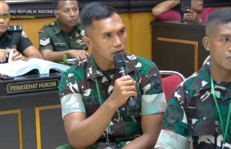 Komandan Peleton, Letda Inf. Roni Setiawan, dicerca oditur saat sidang Prada Lucky.