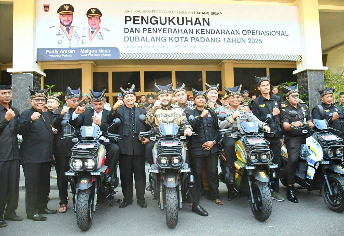 Wali Kota Padang, Fadli Amran menyerahkan motor listrik sebagai operasional dubalang (Foto: Humas)