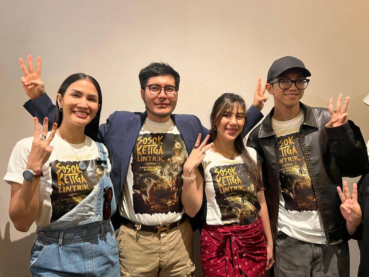 Meet and greet sejumlah pemeran film Sosok Ketiga: Lintrik di Uptown Mall BSB, Mijen, Kota Semarang, Senin (3/11/2025). (IDN Times/Dhana Kencana)