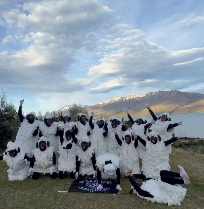 The Prediksi dan Bedain Pakai Baju Kostum Shaun The Sheep (instagram.com/theprediksi_)