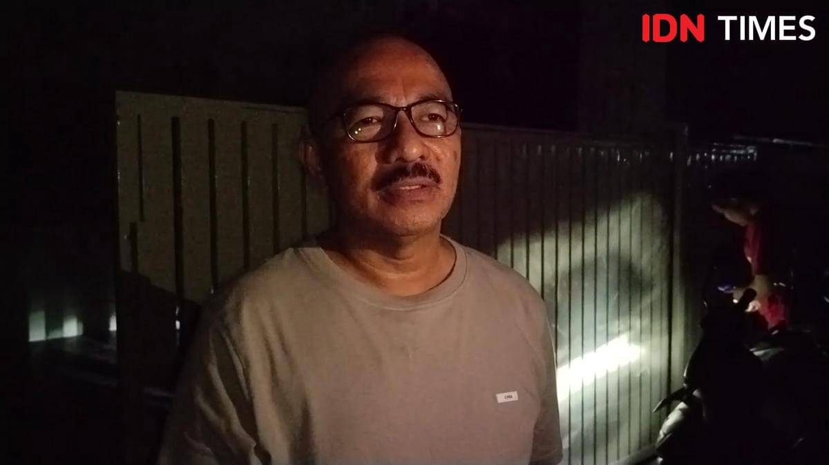 Hakim PN Medan Khamozaro Waruwu mengaku syok mendapat kabar rumahnya kebakaran. Khamozaro datang ke rumah pribadinya dengan hanya memakai kaos dan celana pendek (IDN Times/Eko Agus Herianto)