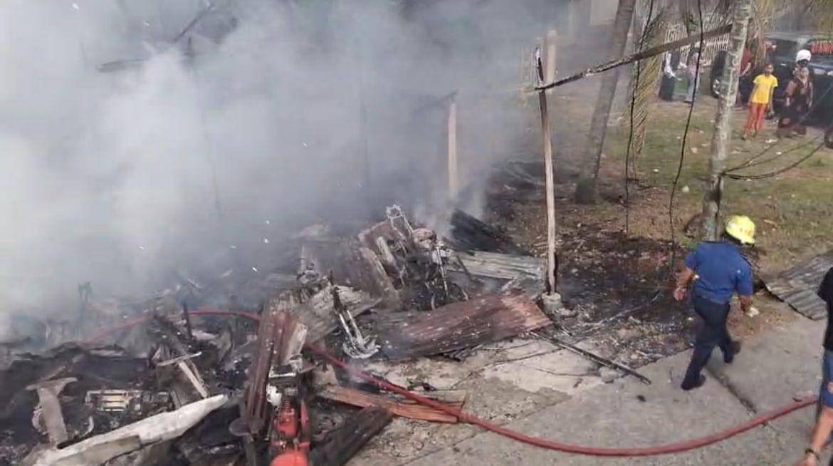 Tim Damkar Padang melakukan pemadaman di rumah warga yang terbakar (Foto: Dok Damkar Padang)