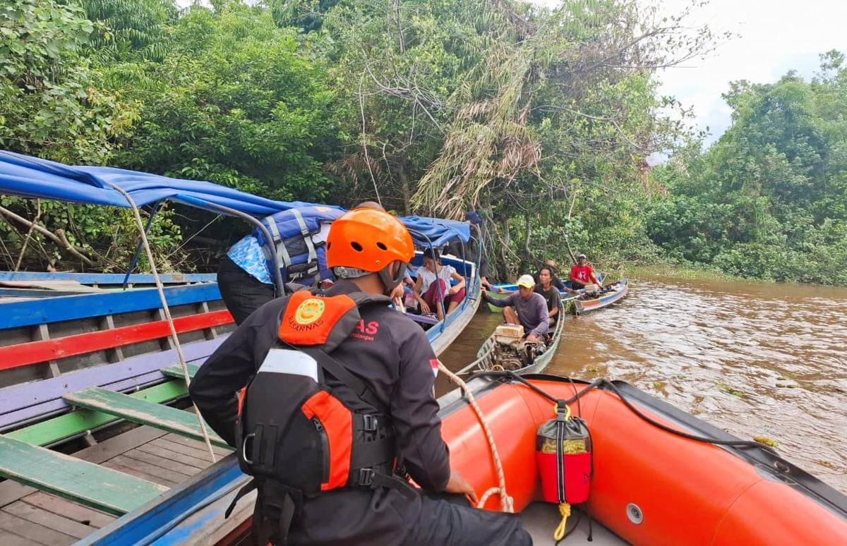 Tim SAR gabungan saat melakukan pencarian nelayan lokal, Syamsudin (38), tenggelan di perairan Sungai Barito, Kecamatan Bakumpai, Kabupaten Barito Kuala (Batola), Senin (3/11/2025). (Humas Basarnas Banjarmasin)