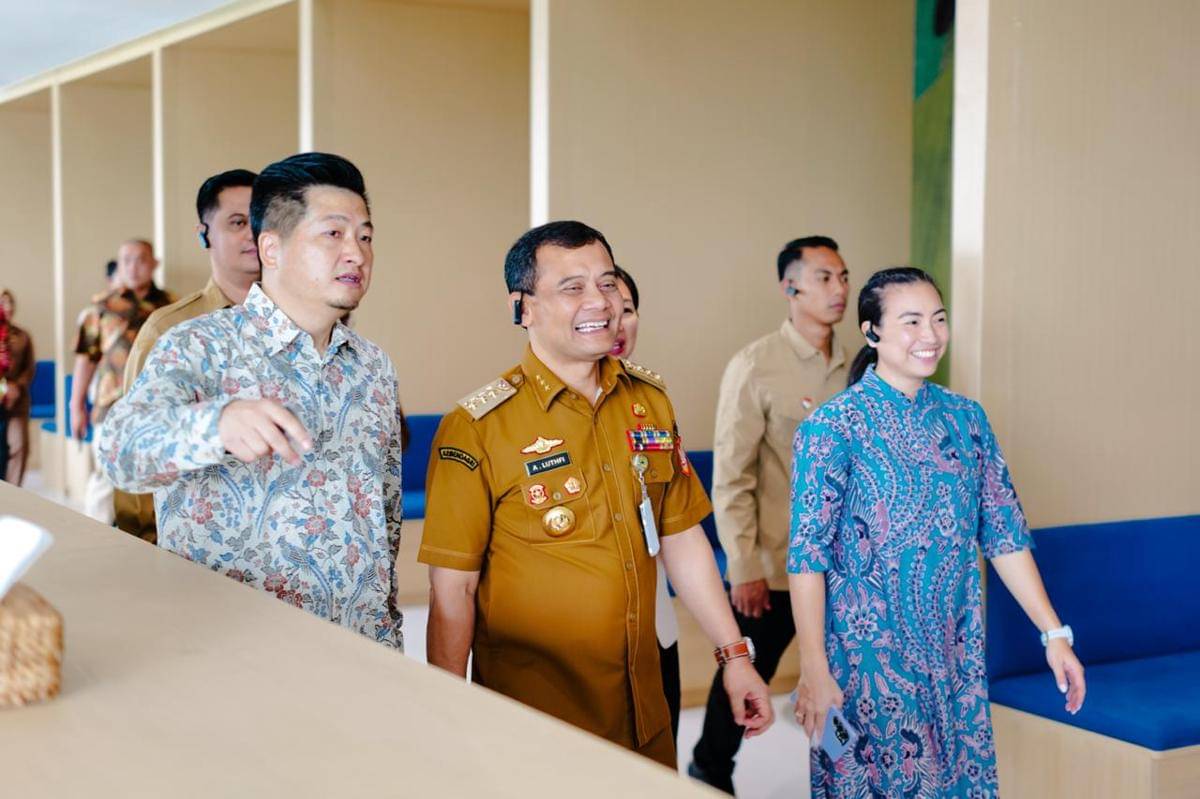 Chairman Korrun Group Fan Jin Song, Komisaris Korrun Group Rahayu Saraswati, Gubernur Jawa Tengah Ahmad Luthfi pada peresmian pabrik baru Korrun Group di kawasan Industri PT Formosa Bag yang berlokasi di Desa Sengonbugel, Kecamatan Mayong, Jepara (IDN Times/IST)