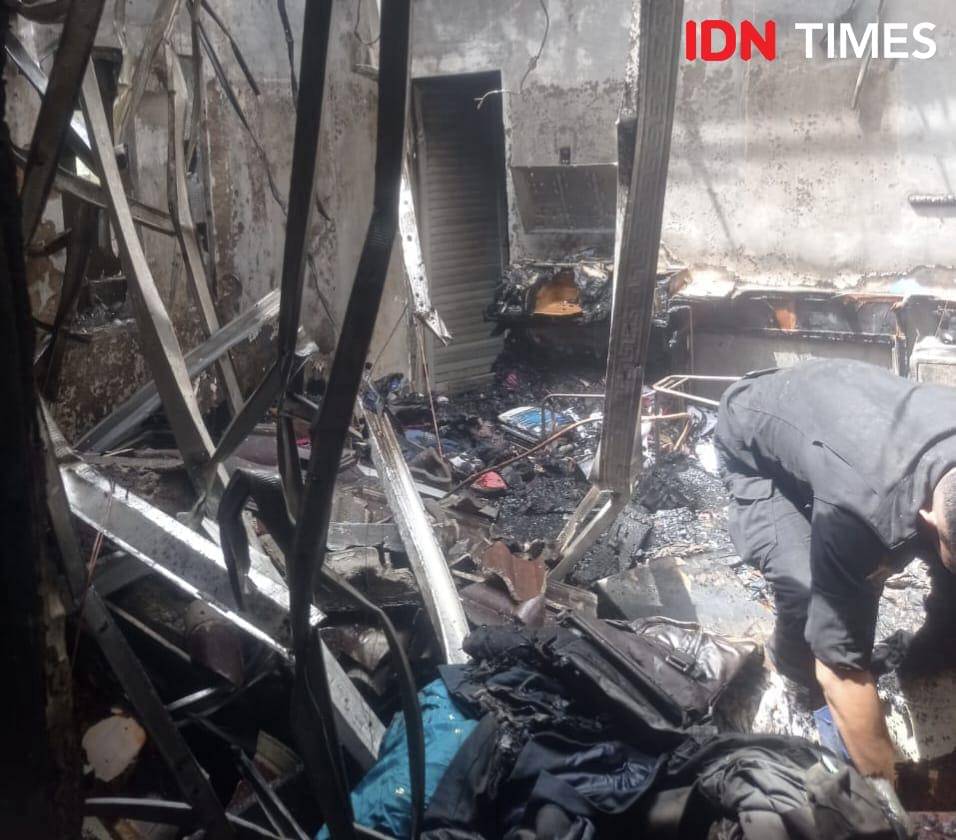 Rumah Hakim PN Medan Khamozaro Waruwu yang terbakar, Selasa (4/11/2025) (IDN Times/Eko Agus Herianto)