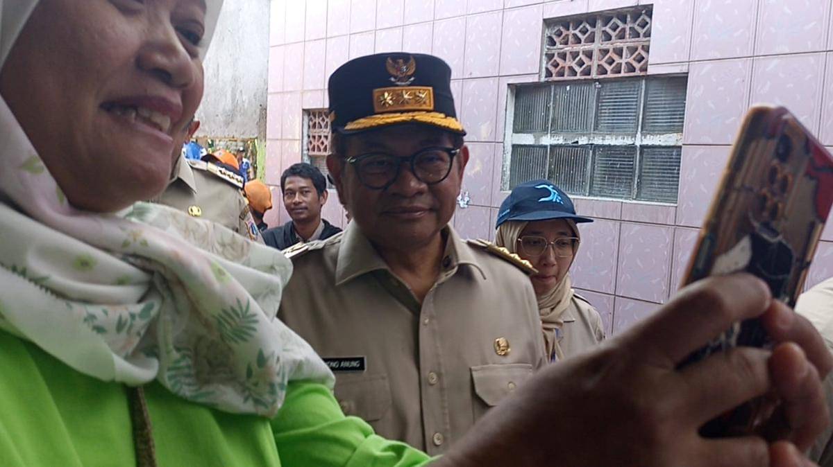 Gubernur DKI Jakarta Pramono Anung mengecek tanggul Baswedan di Jakarta Selatan, Selasa (4/11/2025). (IDN Times/Dini Suciatiningrum)