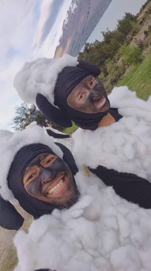 The Prediksi dan Bedain Pakai Baju Kostum Shaun The Sheep (instagram.com/theprediksi_)