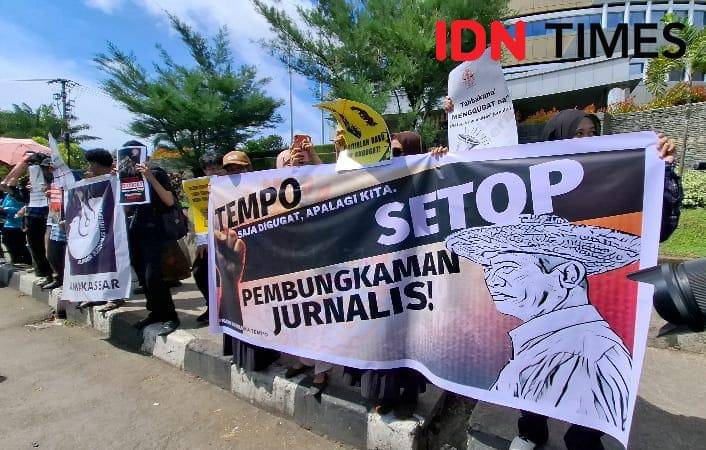 KAJ Sulsel membentang poster dan baliho sebagai bentuk protes terhadap Mentan Amran di depan Kantor Andi Amran Sulaiman (AAS) Building, Jalan Urip Sumiharjo, Kota Makassar, Selasa (4/11/2025) IDN Times/ Darsil Yahya