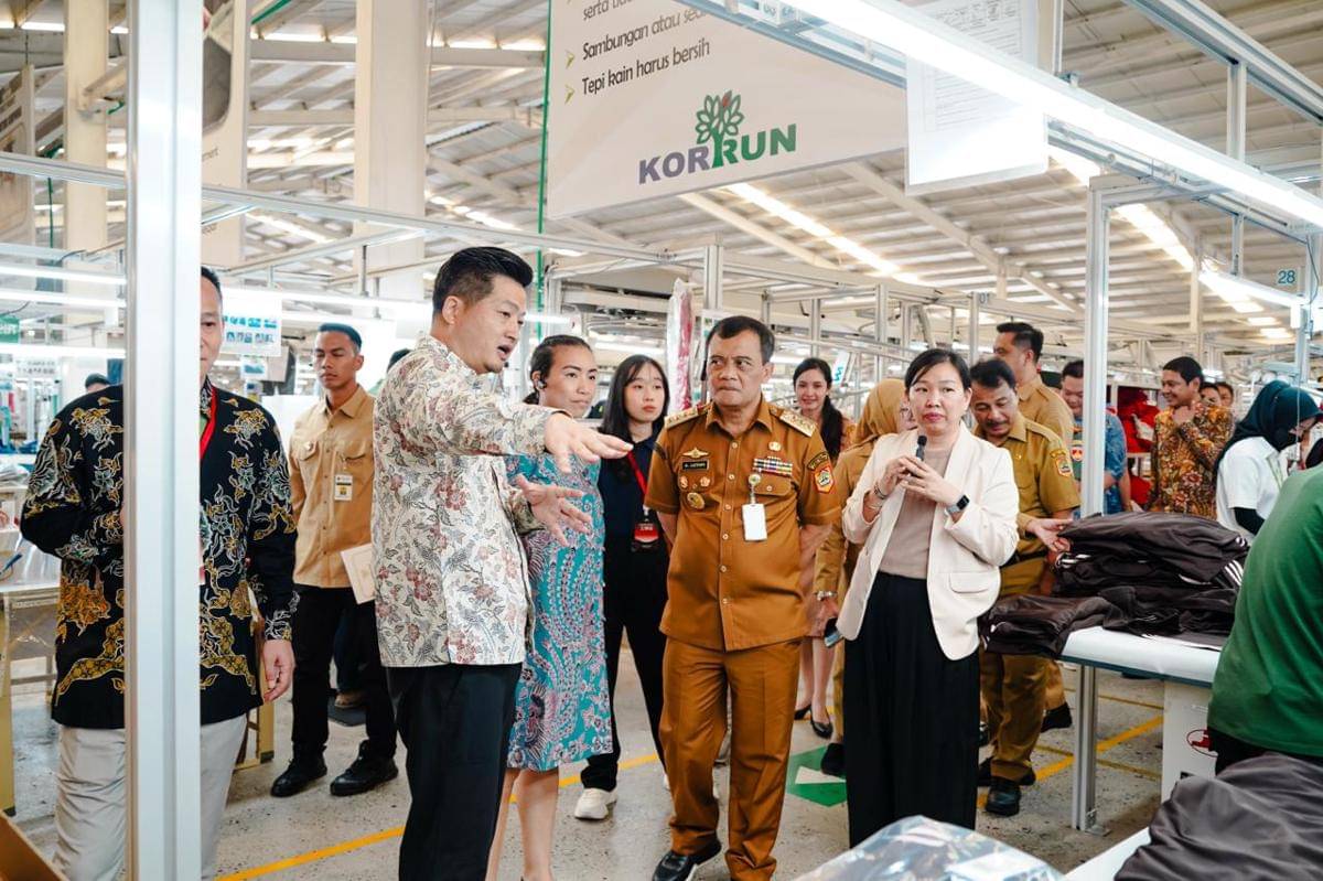 Chairman Korrun Group Fan Jin Song, Komisaris Korrun Group Rahayu Saraswati, Gubernur Jawa Tengah Ahmad Luthfi pada peresmian pabrik baru Korrun Group di kawasan Industri PT Formosa Bag yang berlokasi di Desa Sengonbugel, Kecamatan Mayong, Jepara (IDN Times/IST)