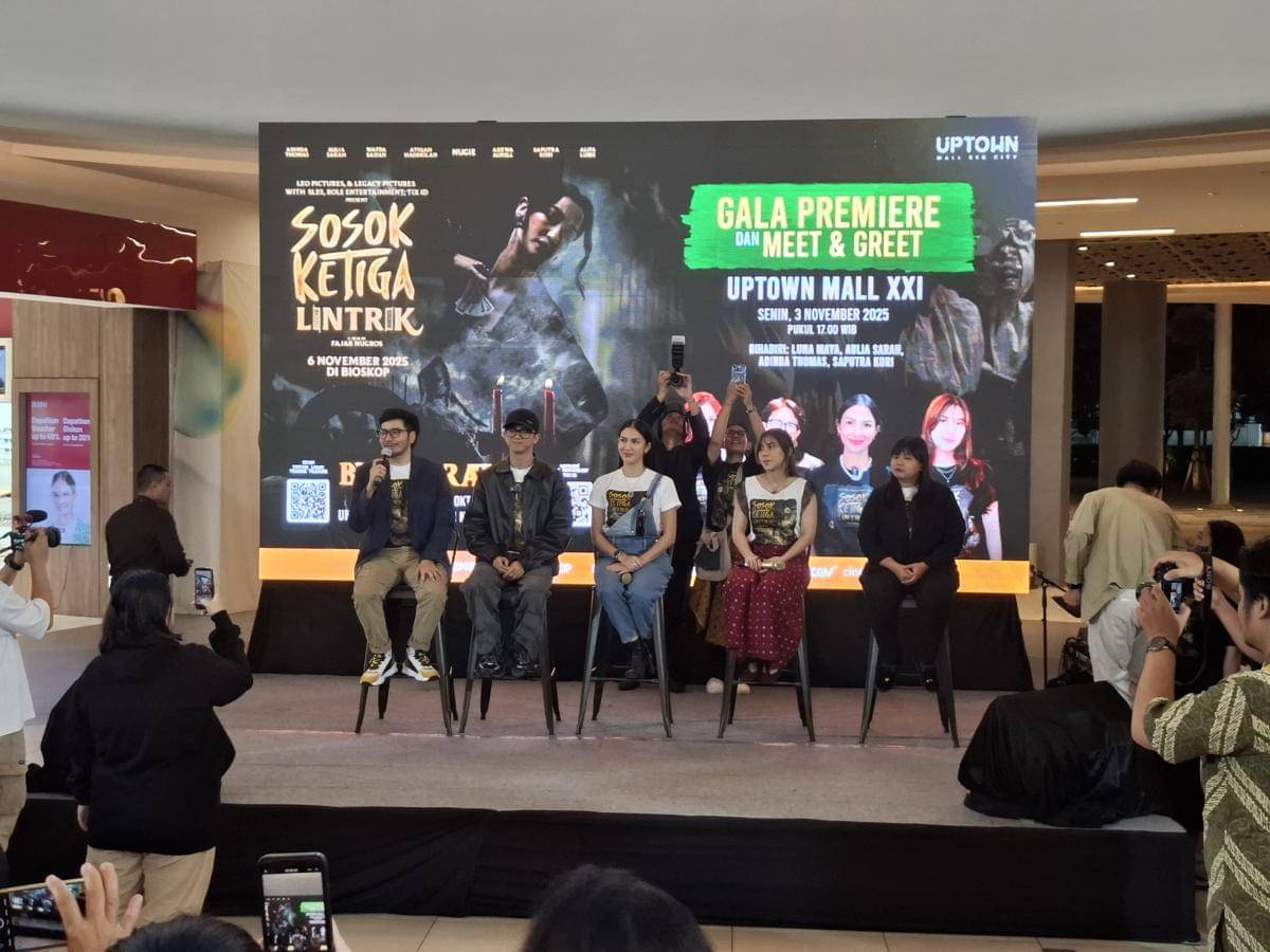 Meet and greet sejumlah pemeran film Sosok Ketiga: Lintrik di Uptown Mall BSB, Mijen, Kota Semarang, Senin (3/11/2025). (IDN Times/Dhana Kencana)