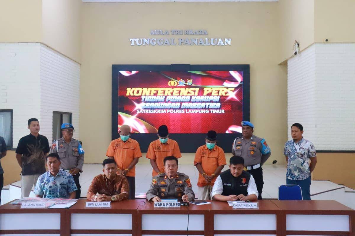 polisi-amankan-3-tersangka-dugaan-korupsi-bendungan-marga-tiga.jpg 